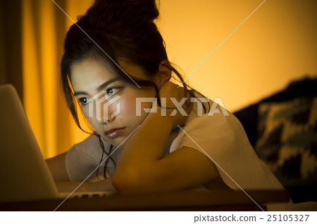 young woman      25105327