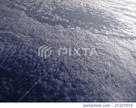 天空和雲彩在日出之前 25107058