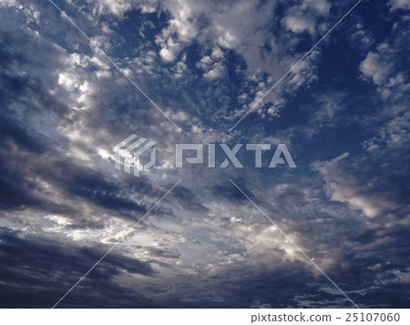 天空和雲彩在日落之前 25107060