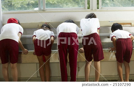 Primary school physical education image 25107290