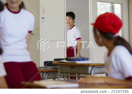 Elementary school student image 25107395