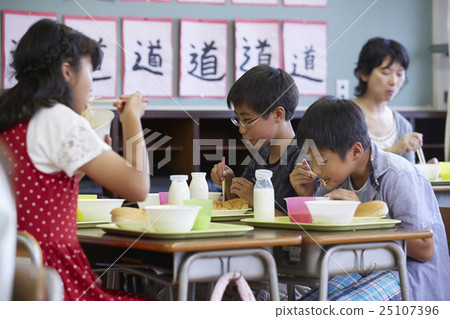 Elementary school lunch 25107396