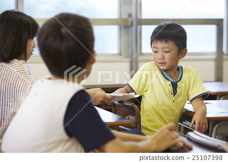 Elementary school class image 25107398