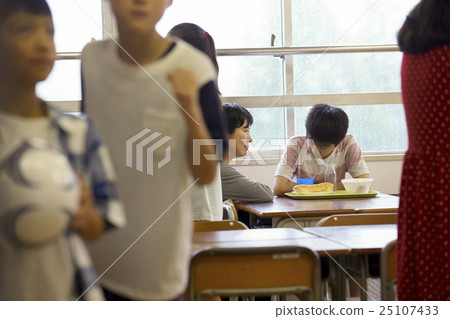 Elementary school lunch 25107433