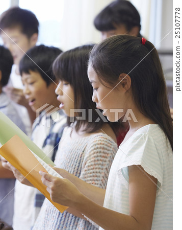 Elementary school class image 25107778