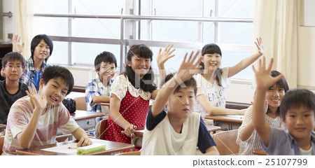 Elementary school class image 25107799