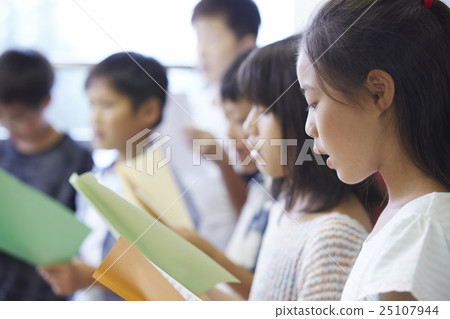 Elementary school class image 25107944