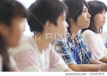 Elementary school class image 25107973