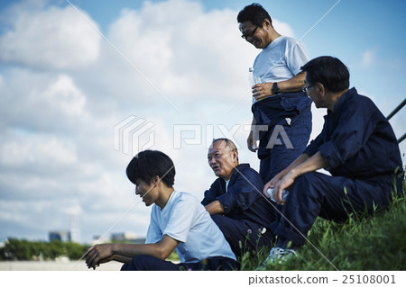 Factory staff during break Factory staff during break 25108001