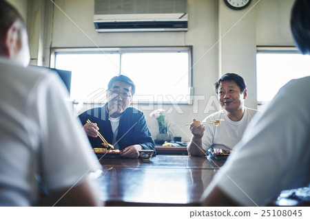 Lunch break at town factory 25108045