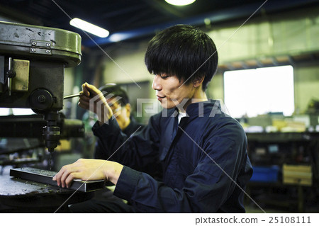 工廠裡的工匠 25108111