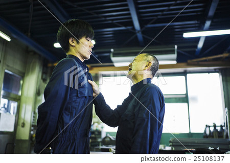 Misleading factory staff Misleading factory staff 25108137