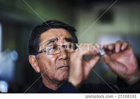 工匠在鎮工廠進行檢查 25108191