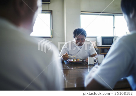 在鎮工廠午休 25108192