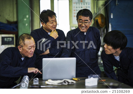 工人確認電腦 25108269