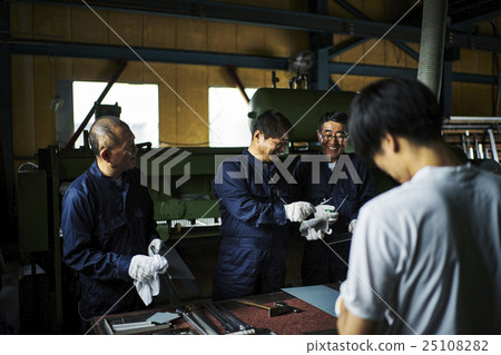 在鎮工廠工作風景 在鎮工廠工作風景 25108282
