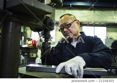 Craftmen in the town factory 25108305