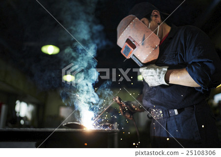 Welding operation 25108306