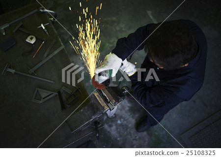 工廠裡的工匠 25108325