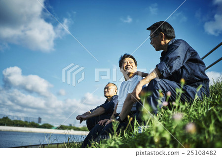 工廠工作人員休息時 25108482