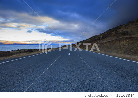 asphalt highway in aoraki - mt.cook national park  25108814