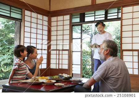 Lunch at my homecoming place 25108901