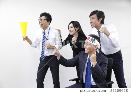 A businessman supporting the Olympics, the Japanese series, the World Cup etc in the conference room 25109638
