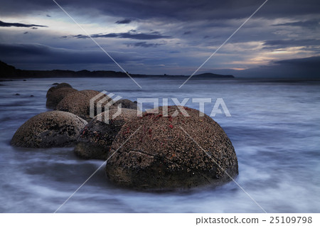 Moeraki Boulders, New Zealand 25109798