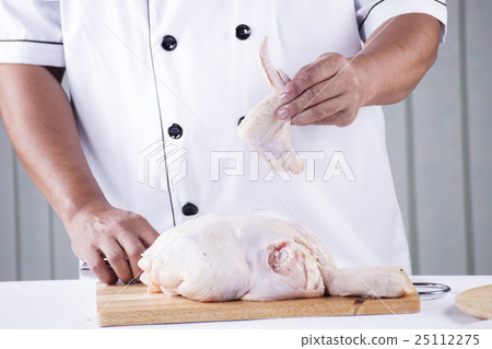 Chef holding the raw chicken 25112275