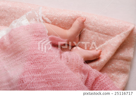 Baby feet newborn 25116717