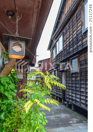 Summer landscape behind the old capital Kanazawa alley 25117248