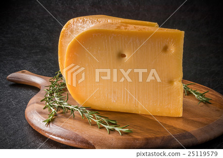 Gouda cheese 25119579