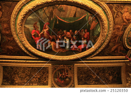 Queen Persian who kneels at the feet of Alexandros 25120350