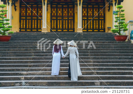 Vietnamese girls wearing conical hat and Ao Dai 25120731