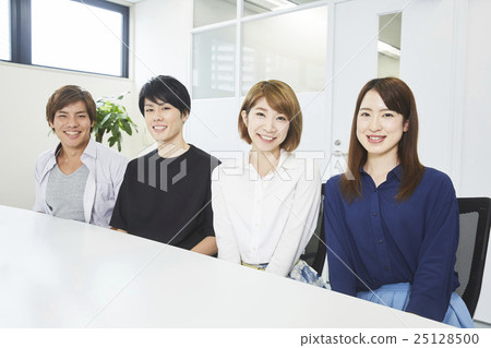 在辦公室工作的實習生 25128500