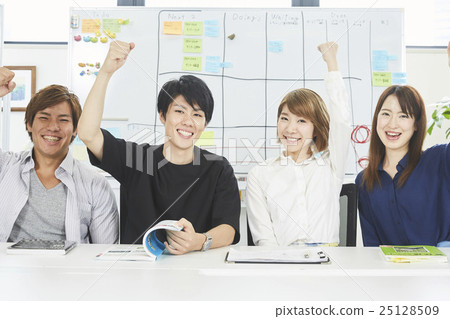 在辦公室工作的實習生 25128509