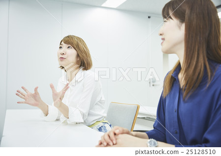 一位年輕女士解釋 25128510