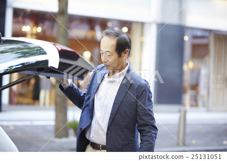 Men walking through the streets Men walking through the streets 25131051