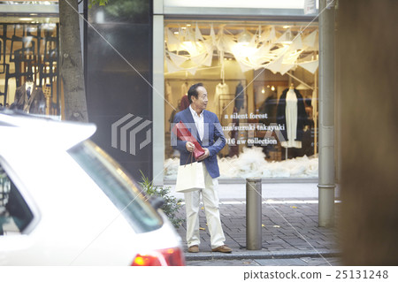 Men walking through the streets 25131248