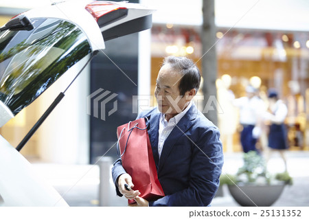 Men walking through the streets 25131352