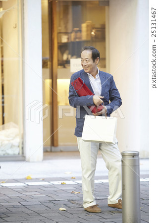 Men walking through the streets 25131467