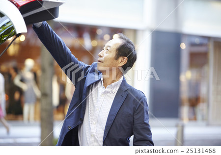 Men walking through the streets 25131468