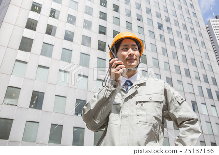 On-site supervision instructing at the transceiver 25132136