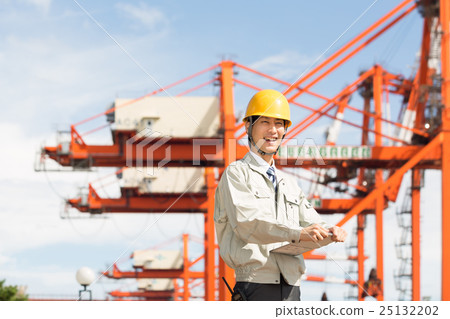 Dock worker giving directions 25132202