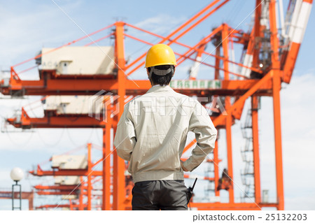 Dock worker giving directions 25132203