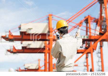 在碼頭和港口操作員的加特林起重機 25132206