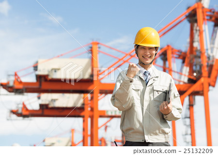 Gatling crane at the wharf and port operator Gatling crane at the wharf and port operator 25132209