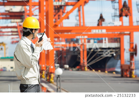 A port operator who orders with a transceiver 25132233