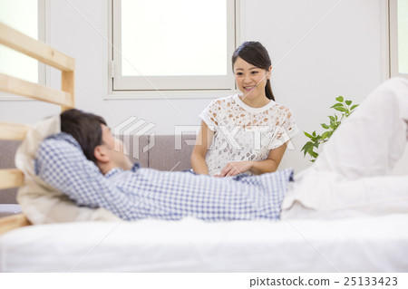 Men entering the bed and women sitting on the sofa Men entering the bed and women sitting on the sofa 25133423