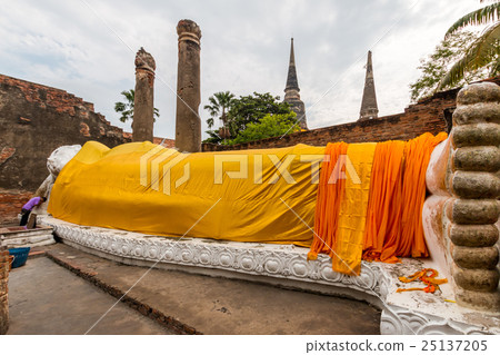Buddha statue in Ayutthaya historical park Buddha statue in Ayutthaya historical park 25137205